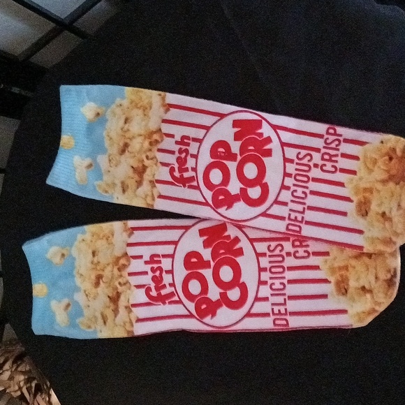 facemask/scarf and popcorn socks nwot 💚 - Picture 2 of 5